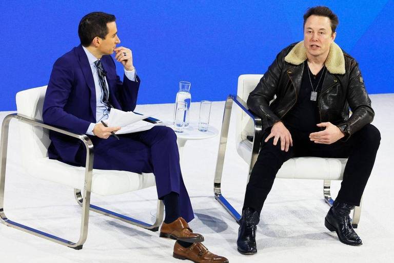 Elon Musk em conversa com o jornalista americano Andrew Ross Sorkin