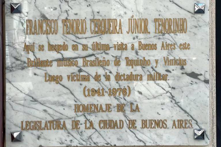 Placa em honra a pianista brasileiro que desapareceu na Argentina volta a seu lugar
