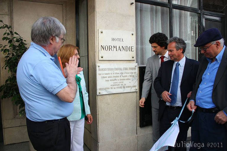 Placa em homenagem ao pianista Tenório Jr. no hotel Normandie ao ser inaugurada, em 2011