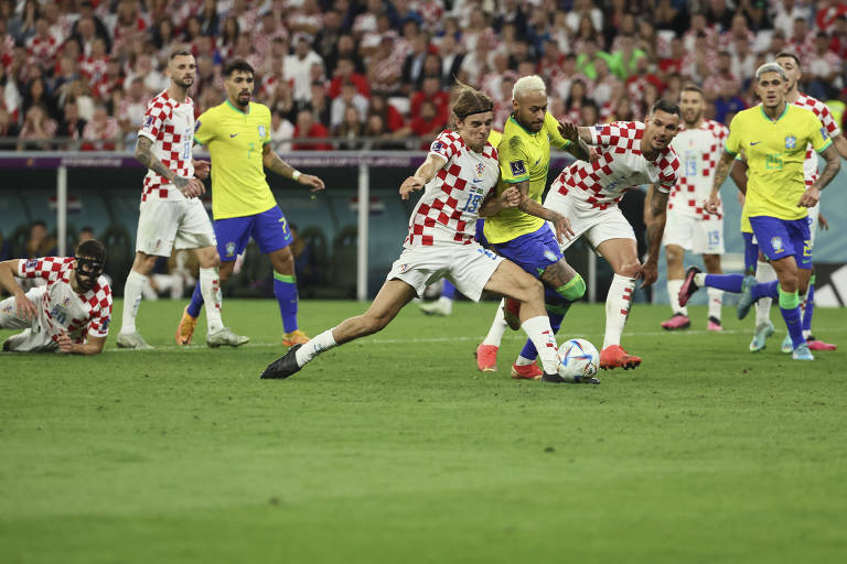 Borna Sosa, da Croácia, e Neymar, do Brasil, durante partida pelas quartas de final da Copa do Mundo de 2022, no Qatar