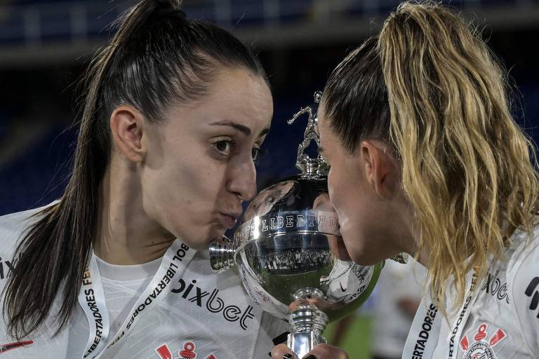 Luana e Tamires beijam a taça da Libertadores, conquistada pelo Corinthians com vitória sobre o Palmeiras na decisão em Cali, na Colômbia