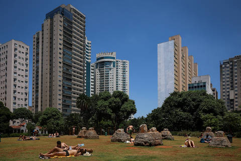 SAO PAULOS/ SP, BRASIL, 15-11-20203.  Pessoas aproveitam dia de calor intenso no feriado de Proclamacao da Republica, no Parque Augusta.. (Foto: Zanone Fraissat/Folhapress, COTIDIANO)***EXCLUSIVO****