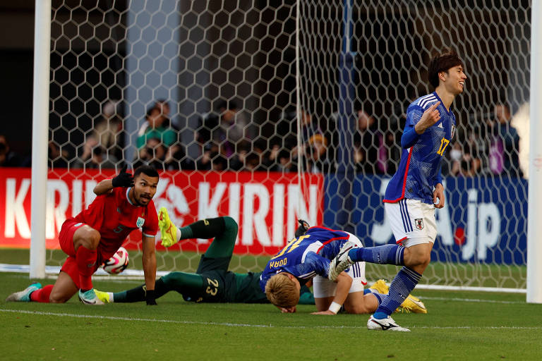 Usando camisa azul, Ao Tanaka comemora ao marcar para o Japão contra a Tailândia, no Estádio Nacional de Tóquio, o primeiro gol de 2024