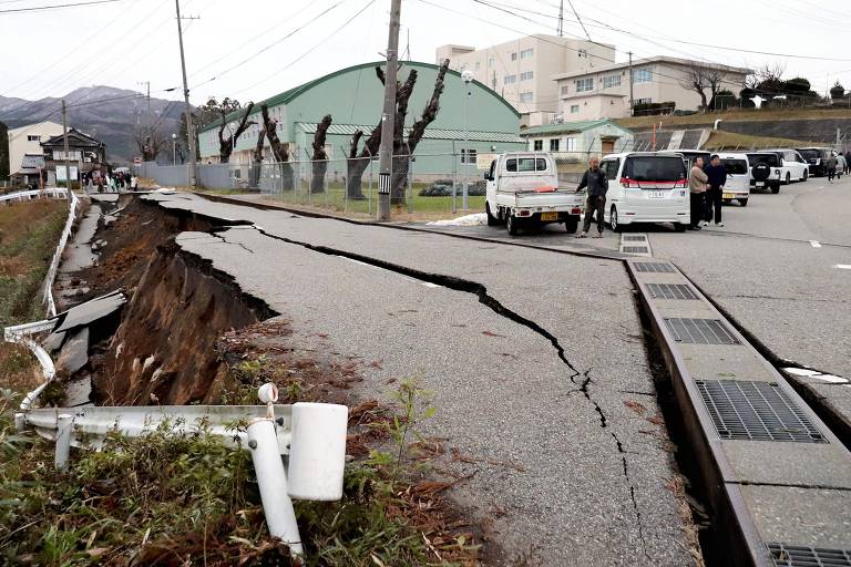 Calçada na cidade de Wajima, na província de Ishikawa, no Japão, apresenta grandes rachaduras após terremoto