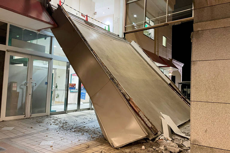 Estrutura em prédio comercial em Kaga, na província de Ishikawa, Japão, é destruída por terremoto