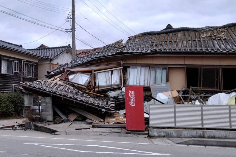 Parede de casa desmorona após terremoto em Wajima, na província de Ishikawa, no Japão