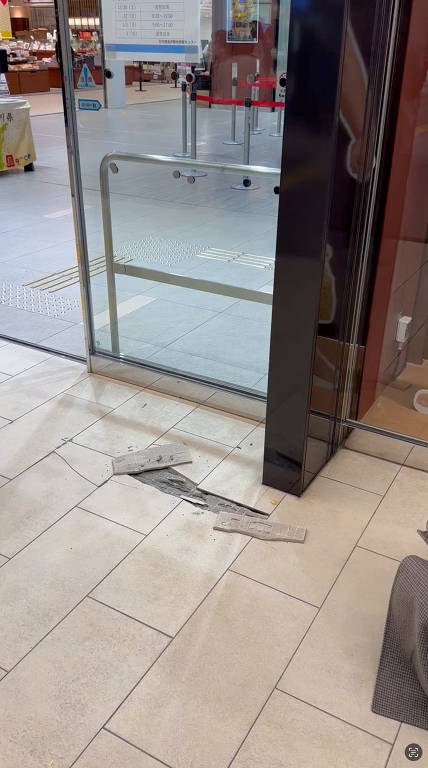 Piso da estação ferroviária de Kanazawa, na província de Ishiwaka, no Japão, lascado após área sofrer terremoto