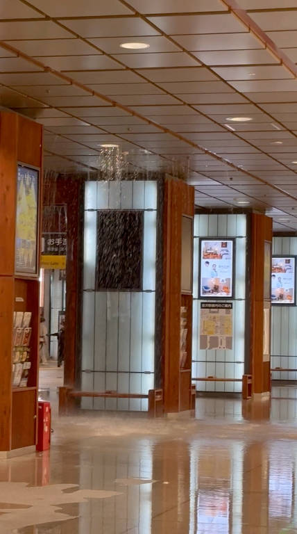 Água vaza de teto e inunda estação ferroviária de Kanazawa, na província de Ishikawa, no Japão, após terremoto atingir a área