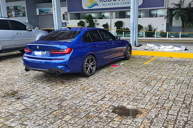Automóvel azul estacionado do lado de fora de rodoviária