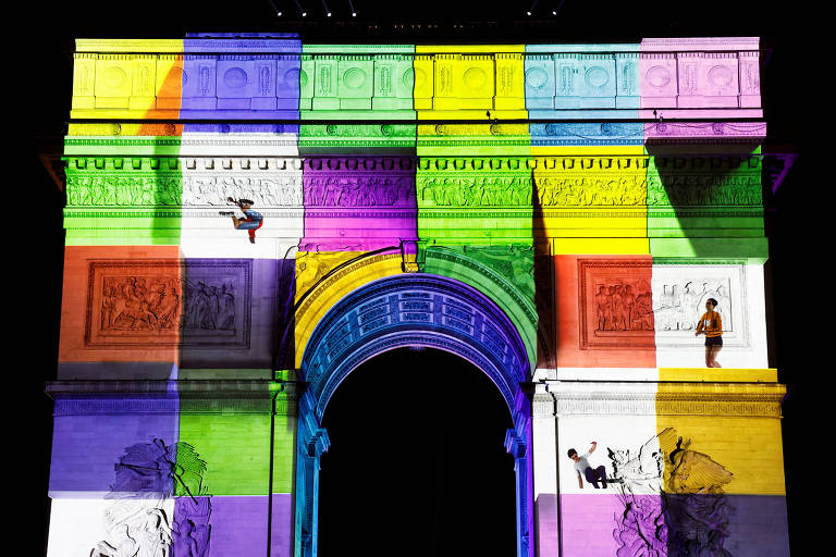Imagem é projetada no Arco do Triunfo para comemorar a entrada no ano olímpico, durante as comemorações do Ano Novo na avenida Champs Elysees, em Paris, na França