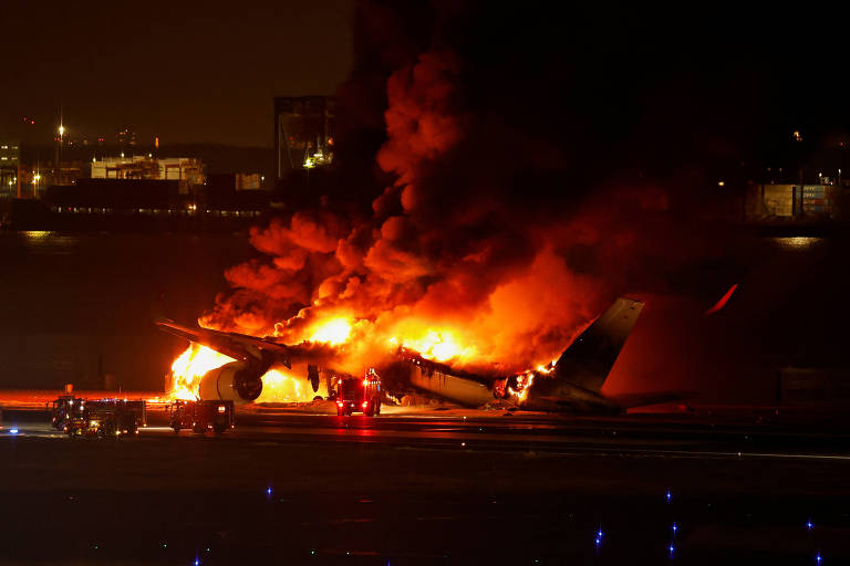 Vídeos nas redes sociais mostram momentos após colisão entre aviões em aeroporto no Japão