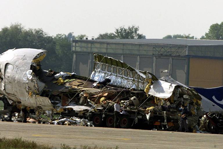  Fuselagem do avião MD-87 da empresa Scandinavian Airlines System, que colidiu com outra aeronave no aeroporto de Linate, em Milão

