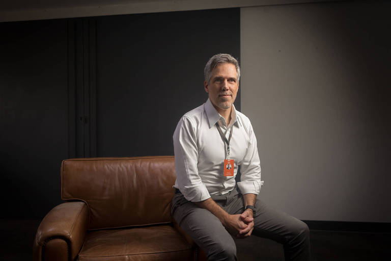 O executivo Paulo Kakinoff, então presidente da Gol Linhas Aéreas, posou para foto em São Paulo no ano de 2021. Kakinoff usa camisa branca e calça cinza