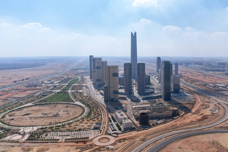 Canteiro de obras do centro financeiro da futura capital administrativa do Egito, a 45 km a leste do Cairo; complexo inclui o que será o prédio mais alto da África