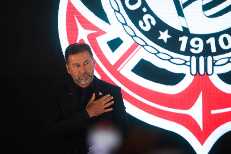 Augusto Melo toma posse no Corinthians, anuncia reforços e auditoria no clube