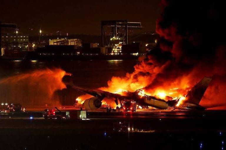 'Avião ardia como o inferno': os relatos de passageiros que fugiram de aeronave em chamas no Japão