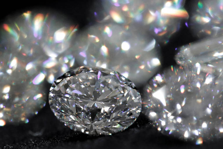 Diamantes fabricados pela Alrosa na Rússia são exibidos pela empresa