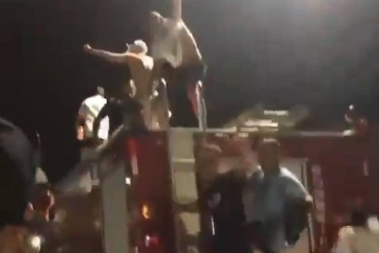 Público invade caminhão dos bombeiros e dança funk durante atendimento em SP