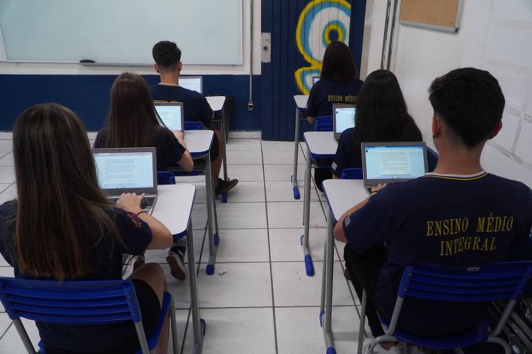 Alunos do 3º ano do ensino médio da Escola Estadual Milton da Silva Rodrigues, da Freguesia do Ó, zona norte de São Paulo