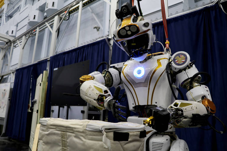 Engenheiros querem levar robôs humanoides ao espaço