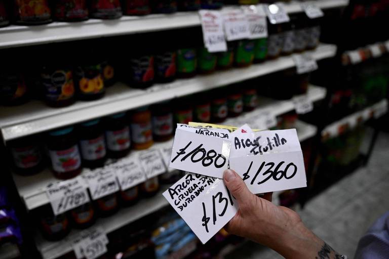 Comerciante troca preços em supermercado na Argentina