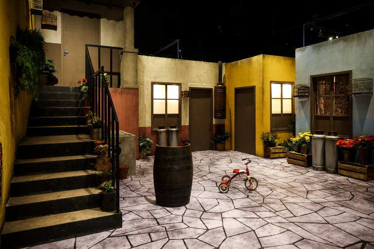 Reprodução do pátio da vila do Chaves na exposicao em homenagem a Roberto Bolaños e aos personagens do programa no MIS Experience