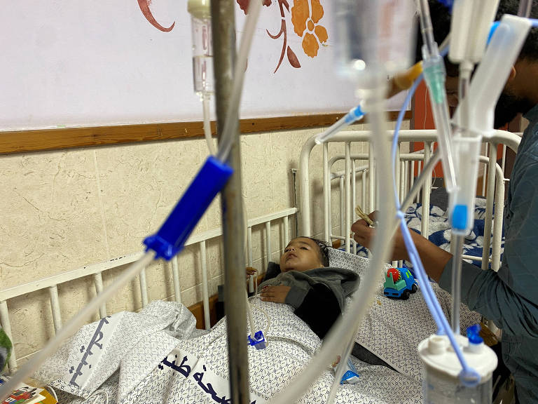 O menino palestino Ahmad Shabat, de 4 anos, é atendido em hospital em Gaza, em novembro; ele ficou órfão após um primeiro ataque aéreo e teve amputadas as duas pernas depois de um segundo