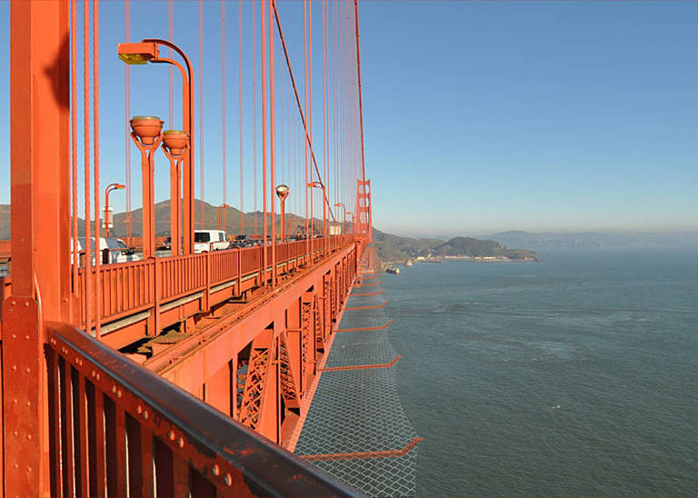 A ponte Golden Gate, em São Francisco, na Califórnia (EUA), com a rede de aço contra suicídio instalada por toda a sua extensão