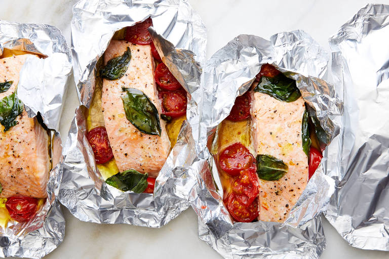 Veja receita simples de salmão com legumes feita em só 30 minutos