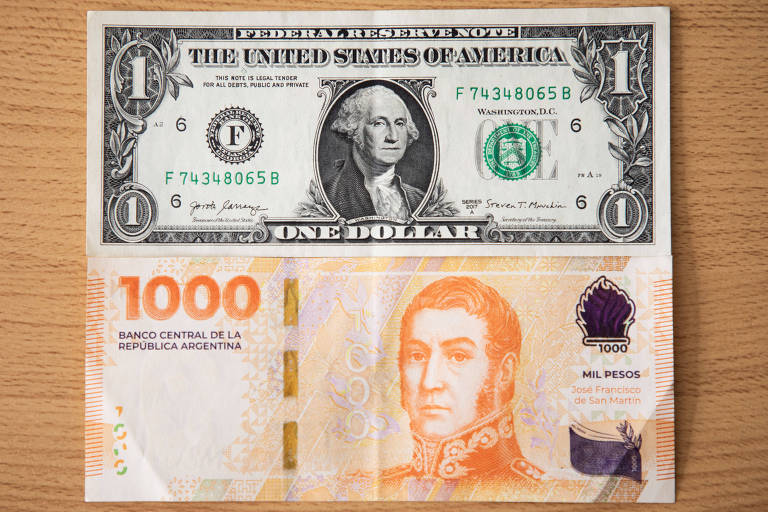 Nota de dólar dos EUA e nota de peso argentino