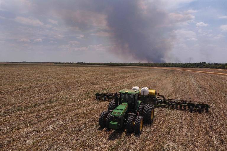 Aumento percentual, de 238%, foi o pior para um mês desde o início da série histórica do sistema Deter, do Inpe (Instituto Nacional de Pesquisas Espaciais); foto mostra trator em área desmatada em Barreiras (BA)