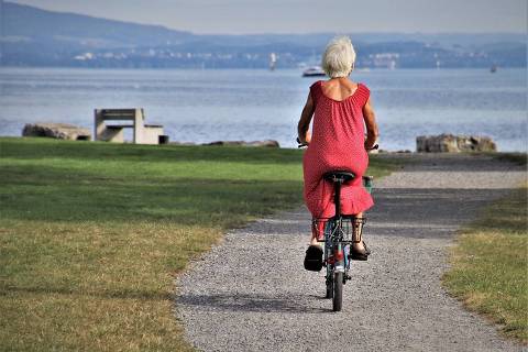 Mulher idosa pedalando