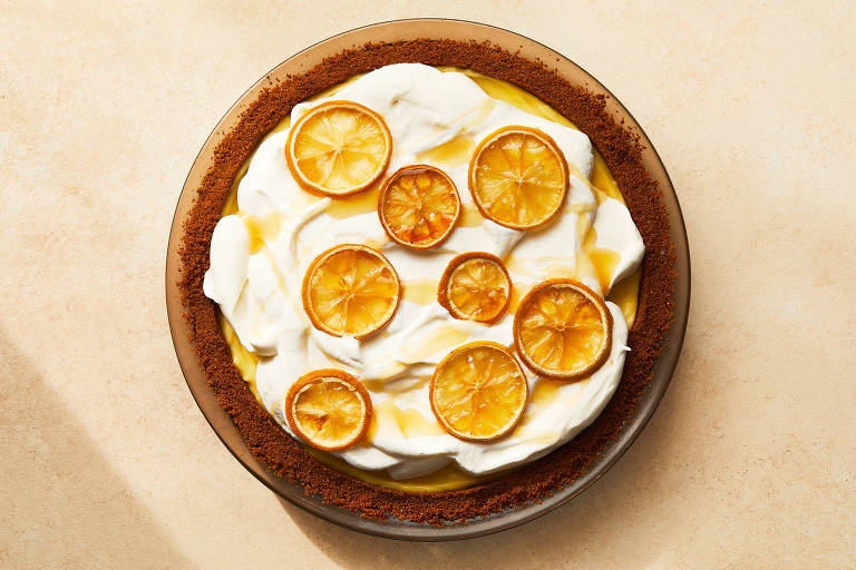 Aprenda a fazer uma torta de limão com mel e chantili para impressionar