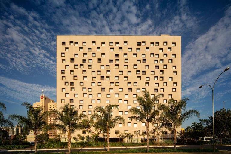 Fachada do B Hotel, em Brasília, projetado por Isay Weinfeld; janelas dispostas de forma intencionalmente caótica destacam o prédio na paisagem tediosamente hoteleira do setor hoteleiro de Brasília