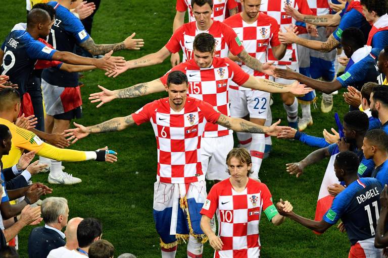 Jogadores da Croácia recebem cumprimentos dos da França depois da final da Copa do Mundo de 2018, em Moscou, na Rússia