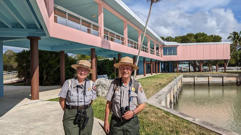 Guardas florestais Laurie e Tim, em frente ao novo prédio do Guy Bradley Visitor Center, em Flamingo, no Parque Nacional Everglades.