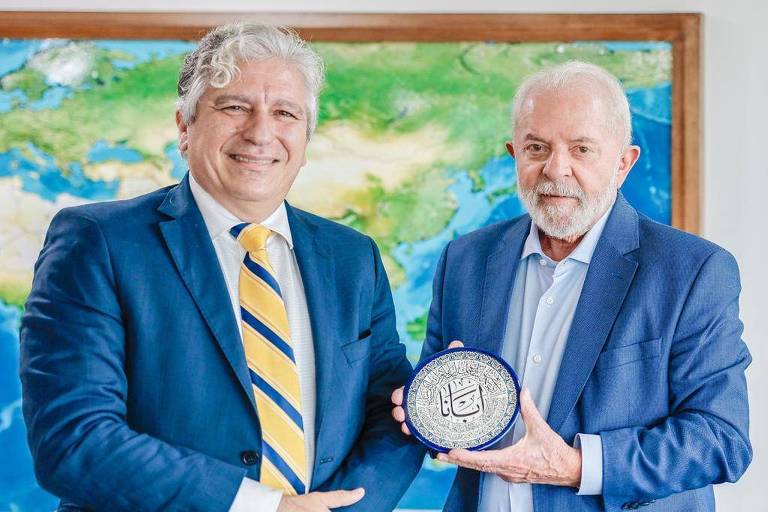 O embaixador brasileiro na Cisjordânia, Alessandro Candeas, entrega uma peça de cerâmica ao presidente Lula (PT)