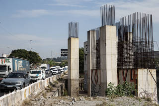 Obras da Ponte Pirituba - Lapa paralisadas: vista dos pilares de sustentacao de ponte da obra  parada  desde 2020 as margens do rio Tiete no lado da Lapa