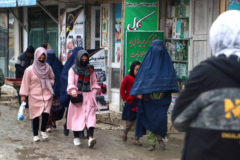Talibã prende mulheres por suposto uso incorreto de véu islâmico no Afeganistão