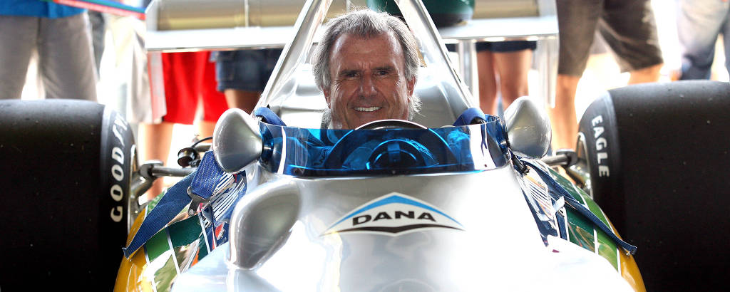 Piloto Wilson Fittipaldi Jr dentro do primeiro Carro de F1 brasileiro
