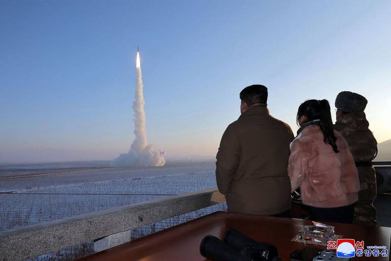 Kim Jong-un assiste teste de lançamento de míssil intercontinental, em imagem sem data divulgada no dia 19 de dezembro pela agência estatal KCNA
