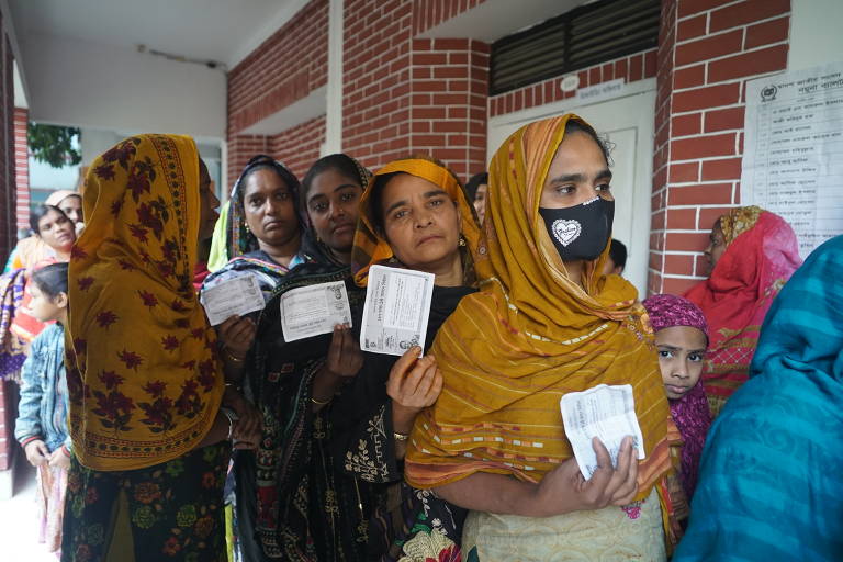 Eleitoras fazem fila para votar nas eleições gerais de Bangladesh; veja imagens de hoje