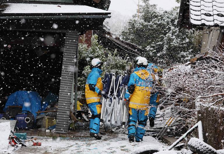 Mulher de 90 anos é resgatada com vida cinco dias após terremoto no Japão