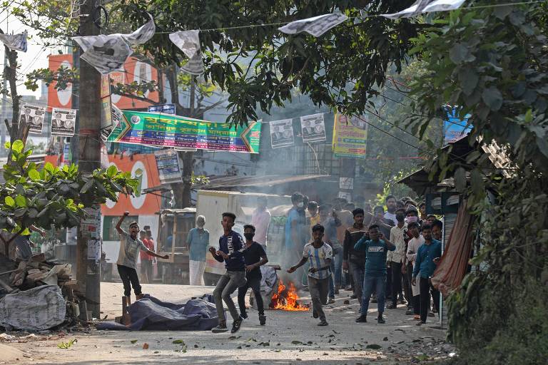 Manifestantes atiram pedras em policiais durante protesto em Chittagong, em Bangladesh
