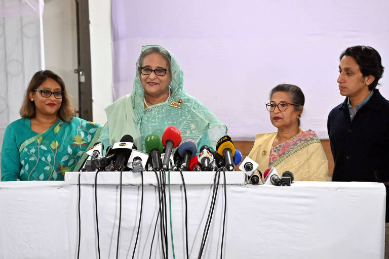 A primeira-ministra de Bangladesh, Sheikh Hasina, em entrevista coletiva em seção eleitoral em Daca, capital do país