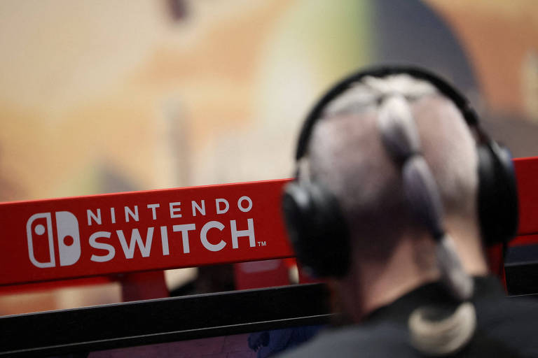 Visitante de feira de games em Paris testa o Nintendo Switch