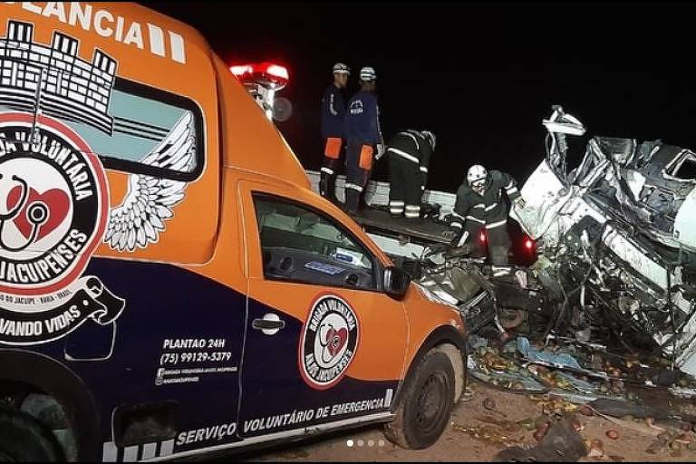 Acidente com micro-ônibus de turismo e caminhão deixa 24 mortos na Bahia