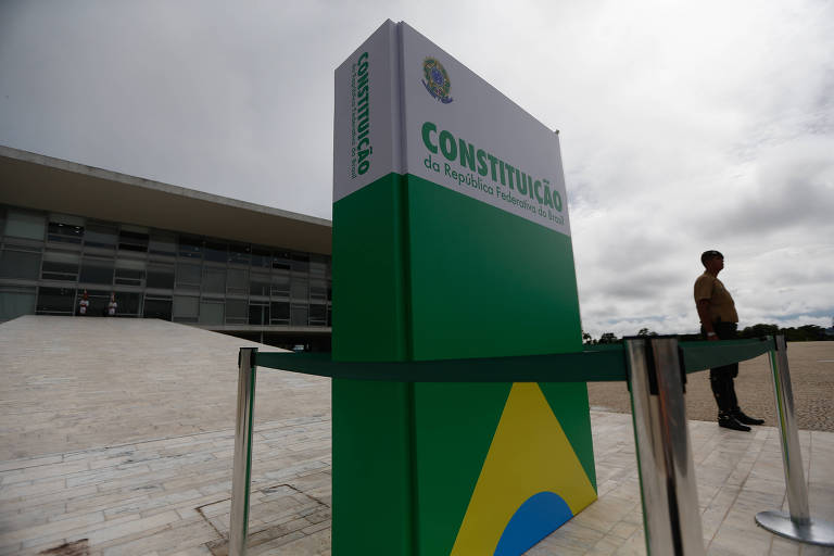 Réplica gigante da Constituição é colocada em frente ao Palácio do Planalto, em Brasília diante de aniversário de um ano dos ataques de 8 de janeiro