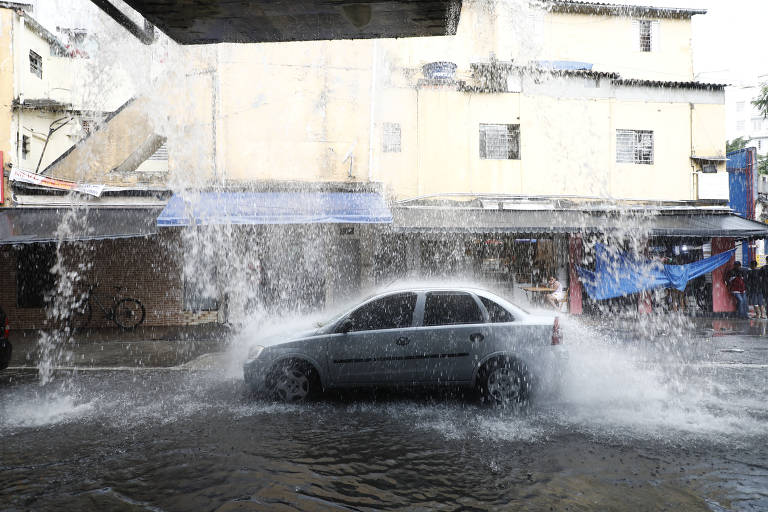 Chuva causa estragos em São Paulo nesta segunda-feira (8)