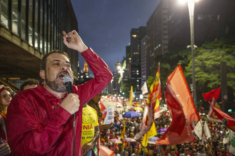 O deputado federal e pré-candidato à prefeitura de São Paulo Guilherme Boulos (PSOL) fala a manifestantes na avenida Paulista, em São Paulo, durante ato de aniversário de um ano dos ataques de 8 de janeiro